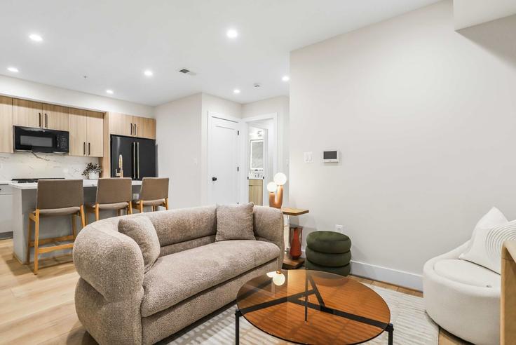 Building Eton Court Northwest - sojourn-guesty - 1263256 - WDC adresindeki bir dairede modern mobilyalarla zarif bir şekilde tasarlanmış oturma odası Washington, Washington Building Eton Court Northwest - sojourn-guesty - 1263256 - WDC adresindeki bir dairede modern mobilyalarla zarif bir şekilde tasarlanmış oturma odası Washington, Washington