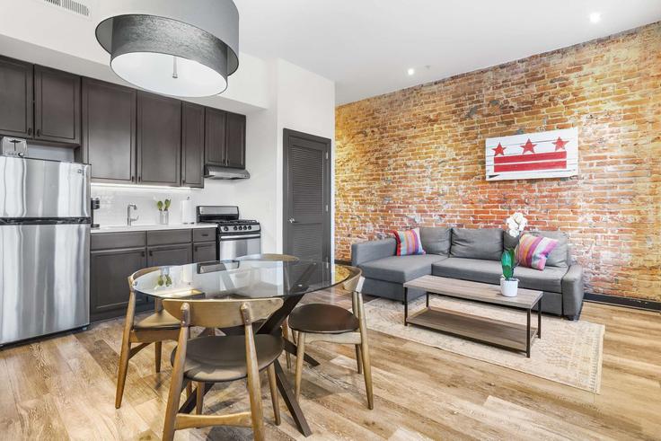 Sala de estar elegantemente projetada com móveis modernos em um apartamento no Building 5th Street Southeast - sojourn-guesty - 1013181 - WDC em Washington, Washington Sala de estar elegantemente projetada com móveis modernos em um apartamento no Building 5th Street Southeast - sojourn-guesty - 1013181 - WDC em Washington, Washington