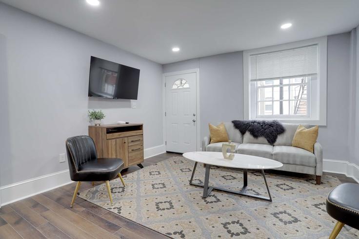 Building 19th Street Northwest - sojourn-guesty - 1050723 - WDC adresindeki bir dairede modern mobilyalarla zarif bir şekilde tasarlanmış oturma odası Washington, Washington