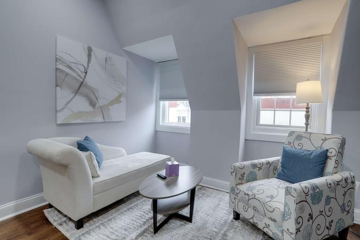 Elegante sala de estar con mobiliario moderno en un apartamento en Building 19th Street Northwest - sojourn-guesty - 1050721 - WDC en Washington, Washington