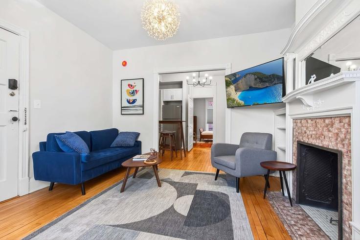 Salle de séjour élégante avec mobilier moderne dans un appartement à Building 19th Street Northwest - sojourn-guesty - 1512871 à Washington, Washington
