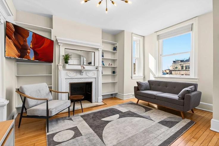 Salle de séjour élégante avec mobilier moderne dans un appartement à Building 19th Street Northwest - sojourn-guesty - 1513826 à Washington, Washington