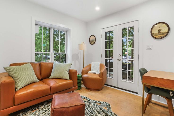 Salle de séjour élégante avec mobilier moderne dans un appartement à Building 5th Street Southeast - sojourn-guesty - 1534423 à Washington, Washington