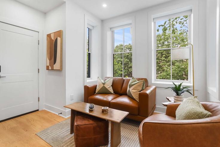 Sala de estar elegantemente projetada com móveis modernos em um apartamento no Building 5th Street Southeast - sojourn-guesty - 1534425 em Washington, Washington