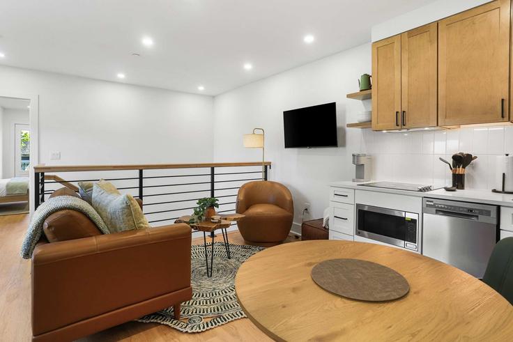 Salle de séjour élégante avec mobilier moderne dans un appartement à Building 5th Street Southeast - sojourn-guesty - 1534424 à Washington, Washington