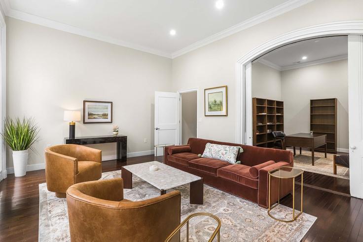 Salle de séjour élégante avec mobilier moderne dans un appartement à Building East Capitol Street Southeast - sojourn-guesty - 1261537 - WDC à Washington, Washington