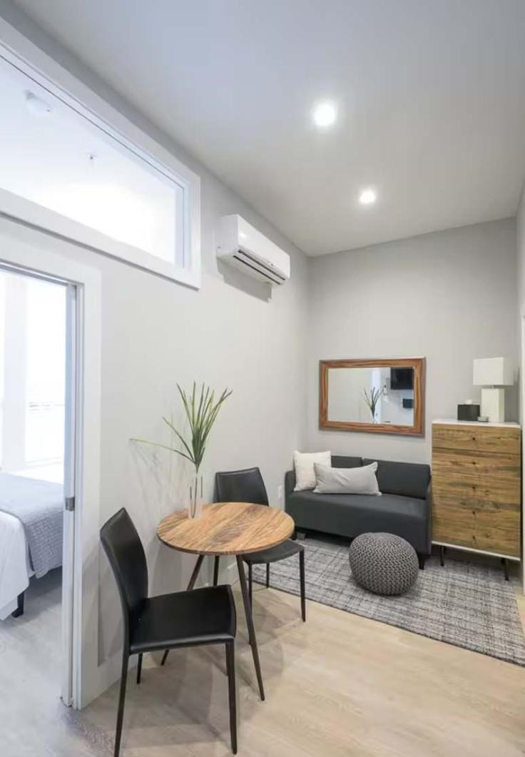 Sala de estar elegantemente projetada com móveis modernos em um apartamento no Building R Street Northwest - sojourn-guesty - 1534414 em Washington, Washington Sala de estar elegantemente projetada com móveis modernos em um apartamento no Building R Street Northwest - sojourn-guesty - 1534414 em Washington, Washington