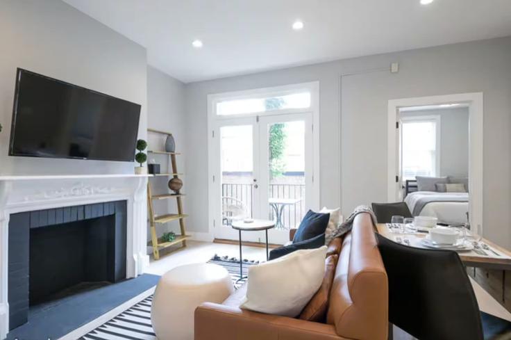 Washington, Washington에 위치한 Building R Street Northwest - sojourn-guesty - 1534411 유닛의 세련된 인테리어가 돋보이는 거실