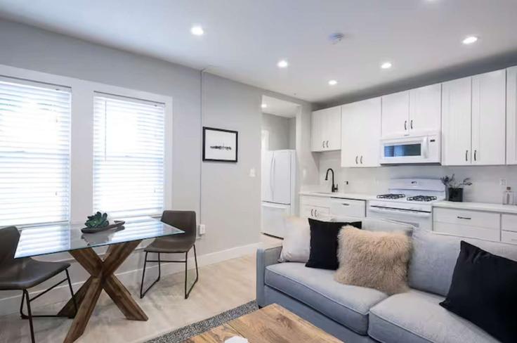 Sala de estar elegantemente projetada com móveis modernos em um apartamento no Building R Street Northwest - sojourn-guesty - 1534418 em Washington, Washington Sala de estar elegantemente projetada com móveis modernos em um apartamento no Building R Street Northwest - sojourn-guesty - 1534418 em Washington, Washington