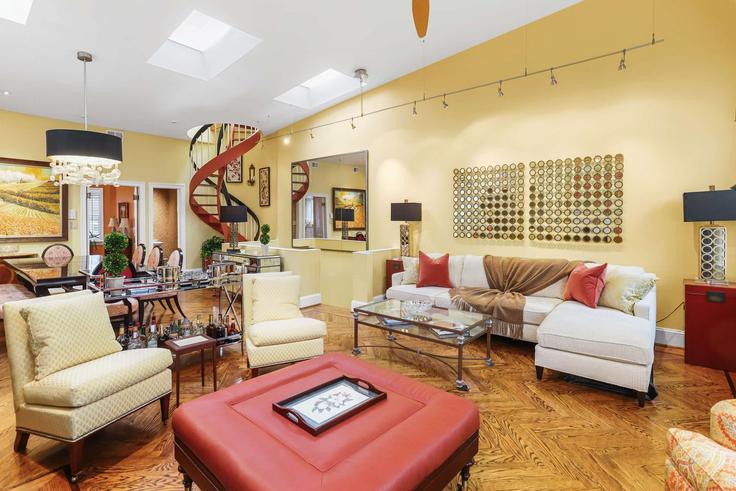 Sala de estar elegantemente projetada com móveis modernos em um apartamento no Building Swann Street Northwest - sojourn-guesty - 1563946 em Washington, Washington Sala de estar elegantemente projetada com móveis modernos em um apartamento no Building Swann Street Northwest - sojourn-guesty - 1563946 em Washington, Washington