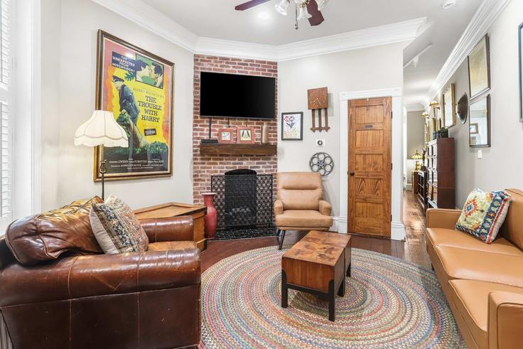 Washington, Washington에 위치한 Building North Carolina Avenue Southeast - sojourn-guesty - 1579655 유닛의 세련된 인테리어가 돋보이는 거실