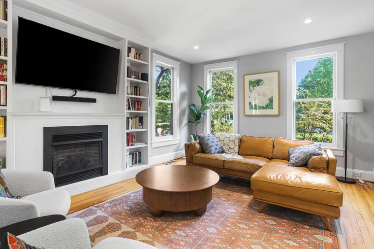 Washington, Washington에 위치한 Building South Carolina Avenue Southeast - sojourn-guesty - 1585081 유닛의 세련된 인테리어가 돋보이는 거실 Washington, Washington에 위치한 Building South Carolina Avenue Southeast - sojourn-guesty - 1585081 유닛의 세련된 인테리어가 돋보이는 거실