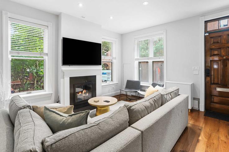 Salle de séjour élégante avec mobilier moderne dans un appartement à Building 30th Street Northwest - sojourn-guesty - 1584087 à Washington, Washington