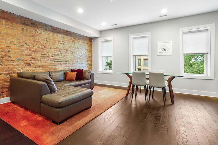 Elegante sala de estar con mobiliario moderno en un apartamento en Building E Street NE - sojourn-guesty - 1583349 en Washington, Washington Elegante sala de estar con mobiliario moderno en un apartamento en Building E Street NE - sojourn-guesty - 1583349 en Washington, Washington