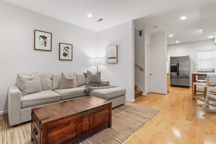 Elegante sala de estar con mobiliario moderno en un apartamento en Building 13th Street Southeast - sojourn-guesty - 1584091 en Washington, Washington