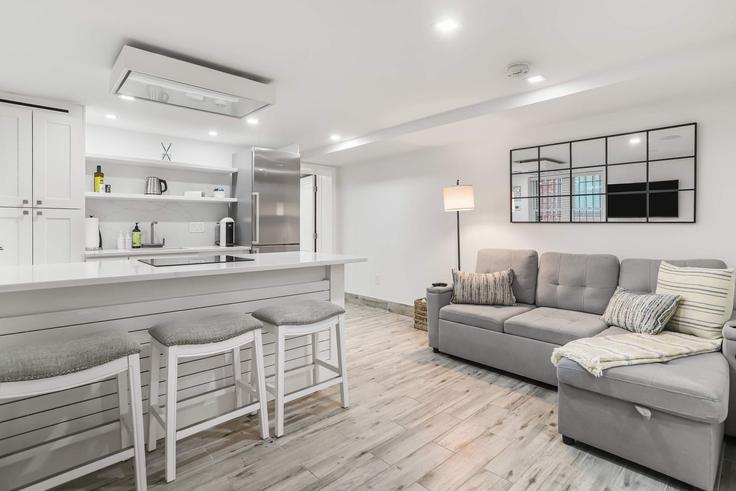 Elegant gestaltetes Wohnzimmer mit moderner Einrichtung in einer Wohnung im Building 30th Street Northwest - sojourn-guesty - 1592636 in Washington, Washington Elegant gestaltetes Wohnzimmer mit moderner Einrichtung in einer Wohnung im Building 30th Street Northwest - sojourn-guesty - 1592636 in Washington, Washington
