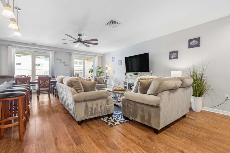 Virginia Beach, Virginia Beach에 위치한 Building Sandpiper Road - sojourn-guesty - 1628231 유닛의 세련된 인테리어가 돋보이는 거실 Virginia Beach, Virginia Beach에 위치한 Building Sandpiper Road - sojourn-guesty - 1628231 유닛의 세련된 인테리어가 돋보이는 거실