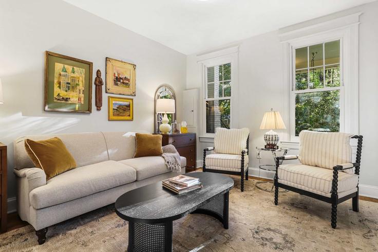 Elegant gestaltetes Wohnzimmer mit moderner Einrichtung in einer Wohnung im Building 14th Street Southeast - sojourn-guesty - 1637119 in Washington, Washington Elegant gestaltetes Wohnzimmer mit moderner Einrichtung in einer Wohnung im Building 14th Street Southeast - sojourn-guesty - 1637119 in Washington, Washington