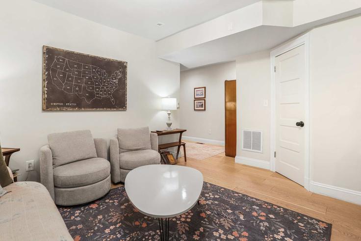Sala de estar elegantemente projetada com móveis modernos em um apartamento no Building 14th Street Southeast - sojourn-guesty - 1624408 em Washington, Washington Sala de estar elegantemente projetada com móveis modernos em um apartamento no Building 14th Street Southeast - sojourn-guesty - 1624408 em Washington, Washington