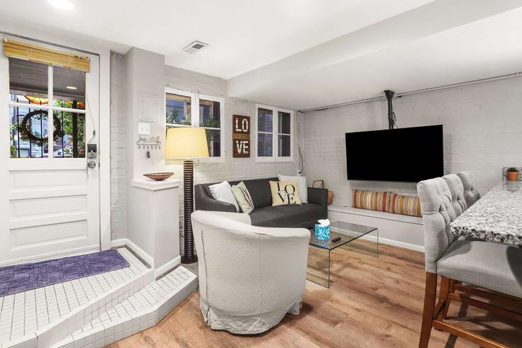Sala de estar elegantemente projetada com móveis modernos em um apartamento no Building 11th Street Southeast - sojourn-guesty - 1635728 em Washington, Washington Sala de estar elegantemente projetada com móveis modernos em um apartamento no Building 11th Street Southeast - sojourn-guesty - 1635728 em Washington, Washington