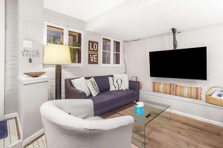 Sala de estar elegantemente projetada com móveis modernos em um apartamento no Building 11th Street Southeast - sojourn-guesty - 1638630 em Washington, Washington Sala de estar elegantemente projetada com móveis modernos em um apartamento no Building 11th Street Southeast - sojourn-guesty - 1638630 em Washington, Washington