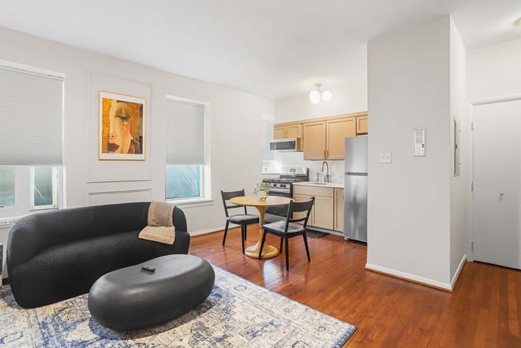 Elegante sala de estar con mobiliario moderno en un apartamento en Building Constitution Avenue Northeast - sojourn-guesty - 1695536 en Washington, Washington Elegante sala de estar con mobiliario moderno en un apartamento en Building Constitution Avenue Northeast - sojourn-guesty - 1695536 en Washington, Washington