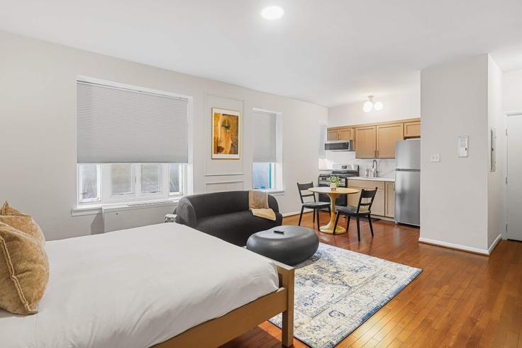 Elegante sala de estar con mobiliario moderno en un apartamento en Building Constitution Avenue Northeast - sojourn-guesty - 1695536 en Washington, Washington