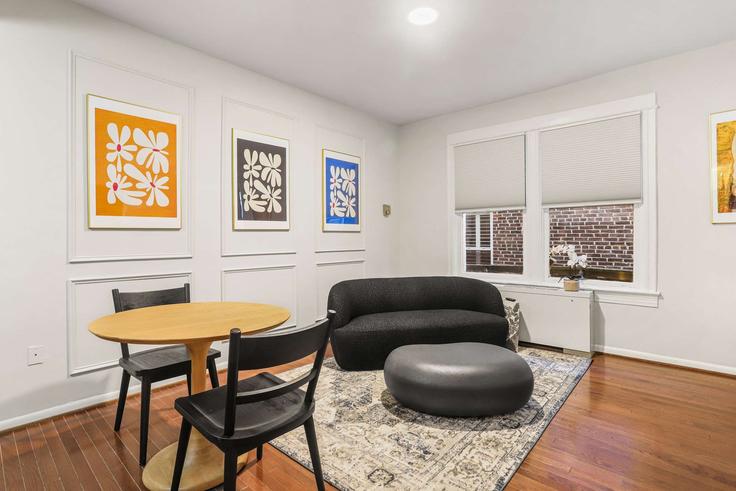 Salle de séjour élégante avec mobilier moderne dans un appartement à Building Constitution Avenue Northeast - sojourn-guesty - 1699027 à Washington, Washington