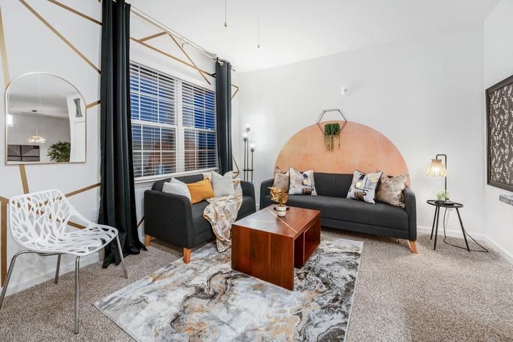 Sala de estar elegantemente projetada com móveis modernos em um apartamento no Building Wildlight Avenue - solace-escapes - 1531860 em Yulee, Yulee Sala de estar elegantemente projetada com móveis modernos em um apartamento no Building Wildlight Avenue - solace-escapes - 1531860 em Yulee, Yulee