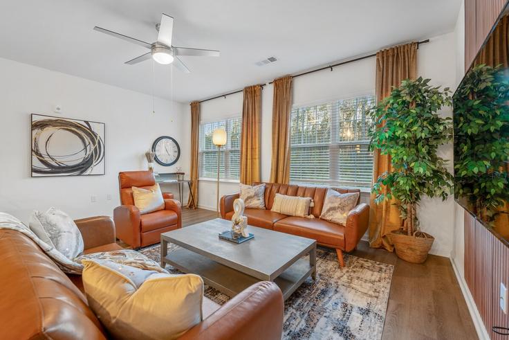 Sala de estar elegantemente projetada com móveis modernos em um apartamento no Building Wildlight Avenue - solace-escapes - 1531850 em Yulee, Yulee Sala de estar elegantemente projetada com móveis modernos em um apartamento no Building Wildlight Avenue - solace-escapes - 1531850 em Yulee, Yulee