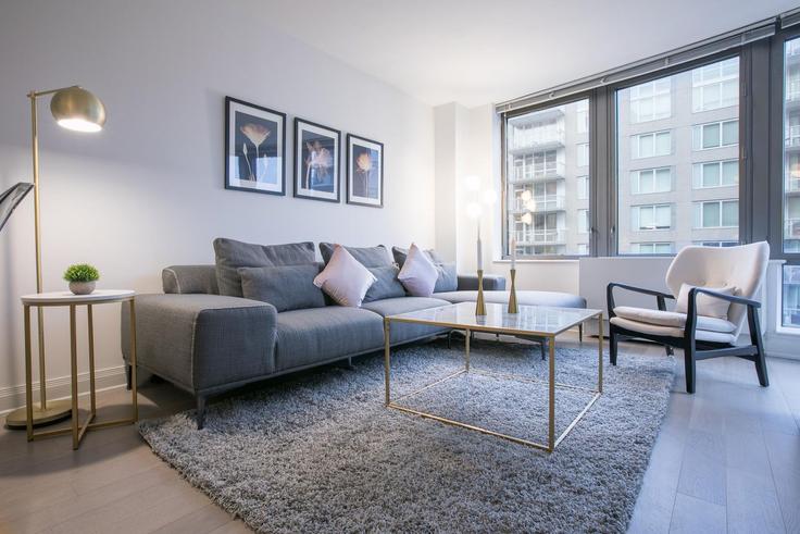 New York ManhattanのBuilding East 91st Street - solarbreezes - 1039024 - NYCのアパートメントにある、モダンな家具を備えたエレガントなデザインのリビングルーム New York ManhattanのBuilding East 91st Street - solarbreezes - 1039024 - NYCのアパートメントにある、モダンな家具を備えたエレガントなデザインのリビングルーム