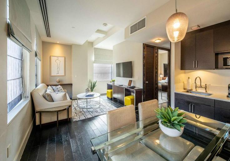 New York ManhattanのBuilding 8th Avenue - solarbreezes - 1039010 - NYCのアパートメントにある、モダンな家具を備えたエレガントなデザインのリビングルーム