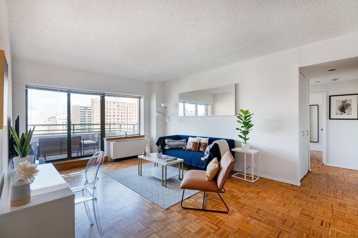 Elegant gestaltetes Wohnzimmer mit moderner Einrichtung in einer Wohnung im Building Columbus Avenue - solarbreezes - 1251675 - NYC in Manhattan, New York
