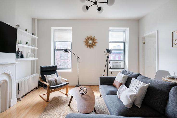 Sala de estar elegantemente projetada com móveis modernos em um apartamento no Building Columbus Avenue - solarbreezes - 1251662 - NYC em Manhattan, New York Sala de estar elegantemente projetada com móveis modernos em um apartamento no Building Columbus Avenue - solarbreezes - 1251662 - NYC em Manhattan, New York