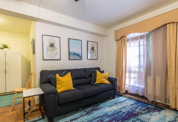 Sala de estar elegantemente projetada com móveis modernos em um apartamento no Building West 33rd Street - solarbreezes - 1039018 - NYC em Manhattan, New York