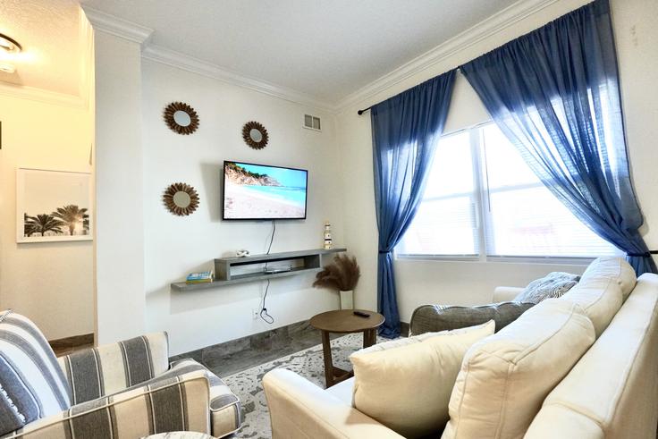 Cocoa Beach Cocoa BeachのBuilding 24th Street - sole - 1321328のアパートメントにある、モダンな家具を備えたエレガントなデザインのリビングルーム