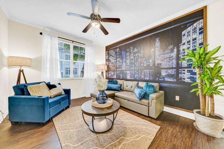Sala de estar elegantemente projetada com móveis modernos em um apartamento no Building Magnolia Blossom Drive - soliving - 1475288 em Westchase, Westchase Sala de estar elegantemente projetada com móveis modernos em um apartamento no Building Magnolia Blossom Drive - soliving - 1475288 em Westchase, Westchase