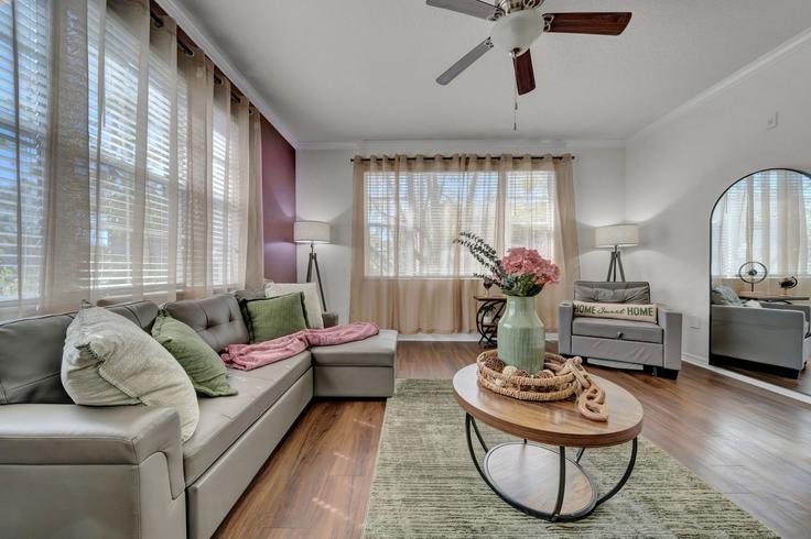 Elegant gestaltetes Wohnzimmer mit moderner Einrichtung in einer Wohnung im Building Montague Street - soliving - 1475276 in Westchase, Westchase Elegant gestaltetes Wohnzimmer mit moderner Einrichtung in einer Wohnung im Building Montague Street - soliving - 1475276 in Westchase, Westchase