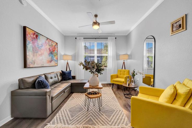 Building Magnolia Blossom Drive - soliving - 1475282 adresindeki bir dairede modern mobilyalarla zarif bir şekilde tasarlanmış oturma odası Westchase, Westchase Building Magnolia Blossom Drive - soliving - 1475282 adresindeki bir dairede modern mobilyalarla zarif bir şekilde tasarlanmış oturma odası Westchase, Westchase