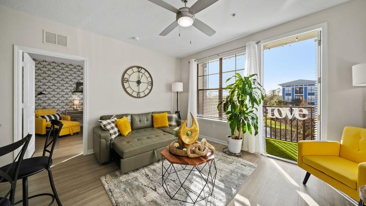 Building Net Drive - soliving - 1475278 adresindeki bir dairede modern mobilyalarla zarif bir şekilde tasarlanmış oturma odası Town 'n' Country, Town 'n' Country Building Net Drive - soliving - 1475278 adresindeki bir dairede modern mobilyalarla zarif bir şekilde tasarlanmış oturma odası Town 'n' Country, Town 'n' Country