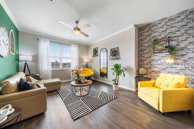 Westchase, Westchase에 위치한 Building Montague Street - soliving - 1475285 유닛의 세련된 인테리어가 돋보이는 거실 Westchase, Westchase에 위치한 Building Montague Street - soliving - 1475285 유닛의 세련된 인테리어가 돋보이는 거실