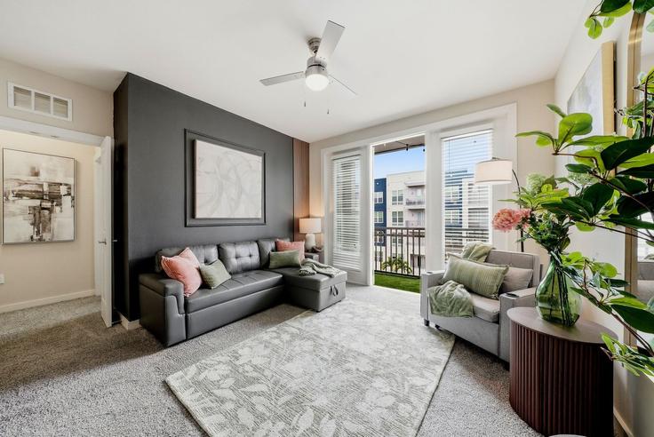 Sala de estar elegantemente projetada com móveis modernos em um apartamento no Building West Cleveland Street - soliving - 1552707 em Tampa, Tampa Sala de estar elegantemente projetada com móveis modernos em um apartamento no Building West Cleveland Street - soliving - 1552707 em Tampa, Tampa