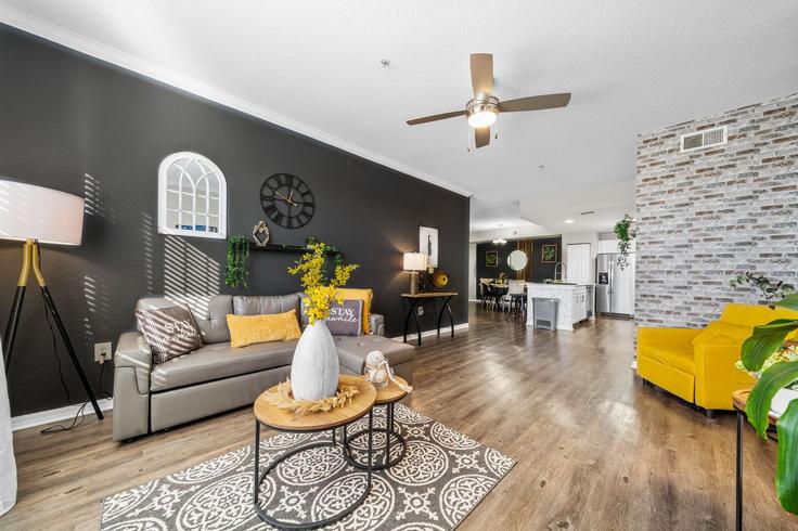 Westchase, Westchase에 위치한 Building Montague Street - soliving - 1475279 유닛의 세련된 인테리어가 돋보이는 거실 Westchase, Westchase에 위치한 Building Montague Street - soliving - 1475279 유닛의 세련된 인테리어가 돋보이는 거실