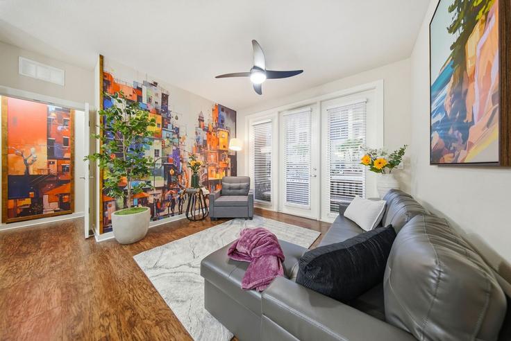 Tampa TampaのBuilding West Cleveland Street - soliving - 1475275のアパートメントにある、モダンな家具を備えたエレガントなデザインのリビングルーム