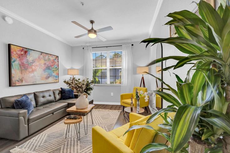 Westchase, Westchase에 위치한 Building Magnolia Blossom Drive - soliving - 1475282 유닛의 세련된 인테리어가 돋보이는 거실 Westchase, Westchase에 위치한 Building Magnolia Blossom Drive - soliving - 1475282 유닛의 세련된 인테리어가 돋보이는 거실