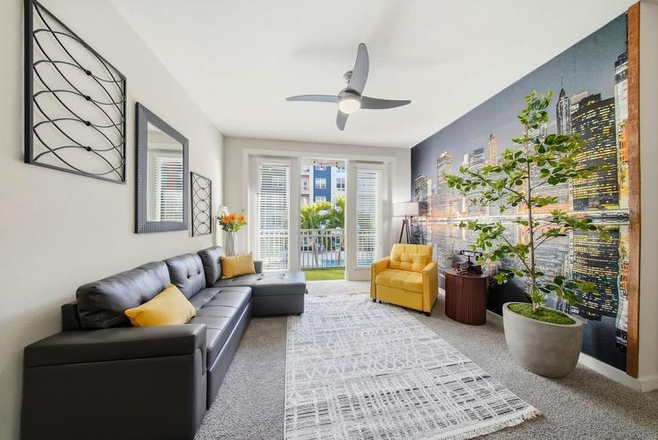 Tampa TampaのBuilding West Cleveland Street - soliving - 1475281のアパートメントにある、モダンな家具を備えたエレガントなデザインのリビングルーム