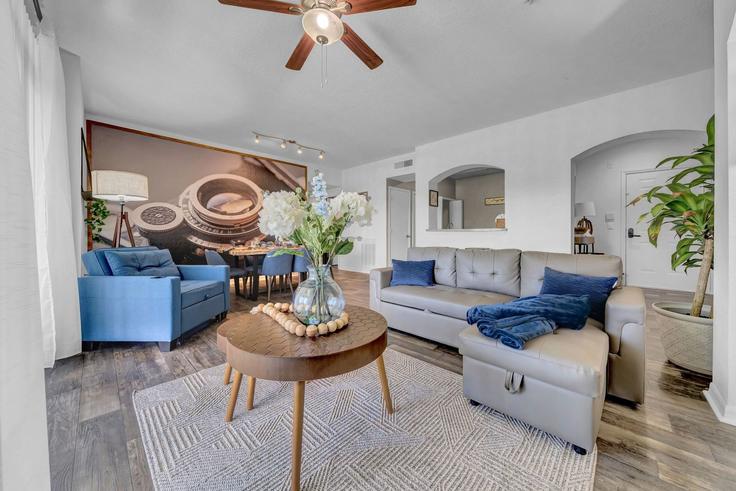 Building Southern Brook Bend - soliving - 1475284 adresindeki bir dairede modern mobilyalarla zarif bir şekilde tasarlanmış oturma odası Town 'n' Country, Town 'n' Country Building Southern Brook Bend - soliving - 1475284 adresindeki bir dairede modern mobilyalarla zarif bir şekilde tasarlanmış oturma odası Town 'n' Country, Town 'n' Country