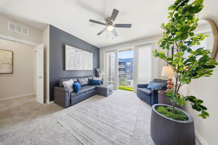 Elegante sala de estar con mobiliario moderno en un apartamento en Building West Cleveland Street - soliving - 1521834 en Tampa, Tampa