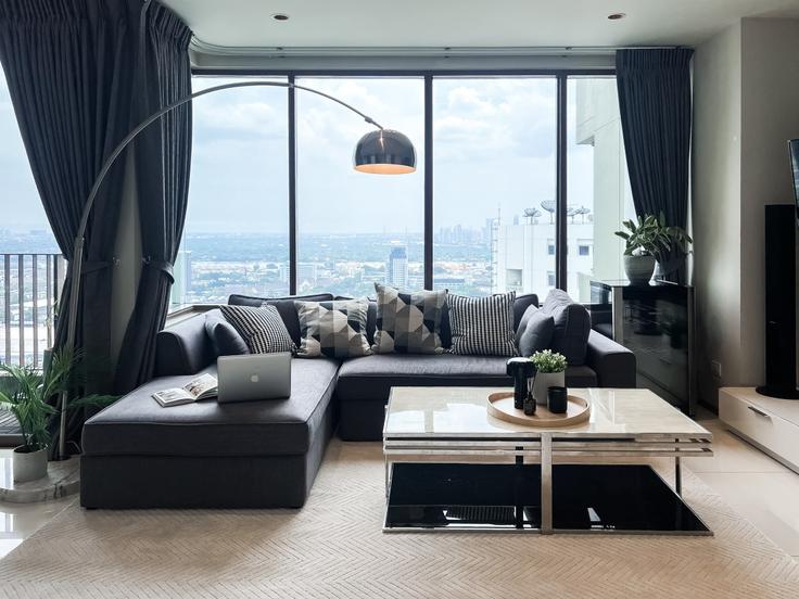 Building Sukhumvit 24 Alley - sontana-company-limited - 1358414 adresindeki bir dairede modern mobilyalarla zarif bir şekilde tasarlanmış oturma odası Khlong Toei, Bangkok