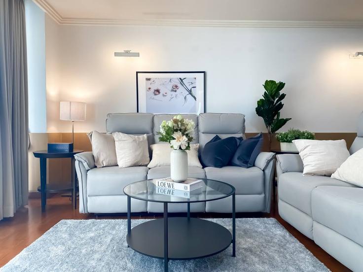 Elegant gestaltetes Wohnzimmer mit moderner Einrichtung in einer Wohnung im Building Sukhumvit 21 Road - sontana-company-limited - 1358418 in Watthana, Bangkok Elegant gestaltetes Wohnzimmer mit moderner Einrichtung in einer Wohnung im Building Sukhumvit 21 Road - sontana-company-limited - 1358418 in Watthana, Bangkok